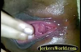 XXX Uczennica wali konia na schodach a potem wali kilka palców Dziewicy sex filmiki w hd