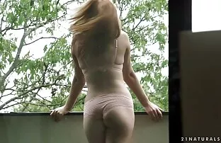 XXX Jego siostrzeniec miał towarzystwo, rudowłosą filmy erotyczne za darmo w hd dziewczynę.