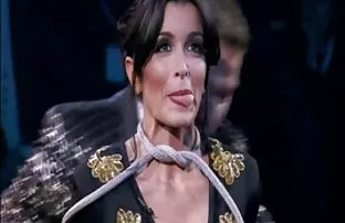 XXX Urocza dziewczyna porno darmowe w hd popisująca się samochodem