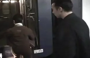 XXX dziewczyna daje seks oralny dwóm Rosjanom strony erotyczne hd