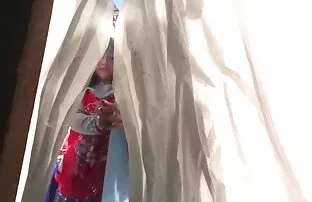 XXX Gorąca na łóżku pokazuje swoją filmiki erotyczne hd cipkę