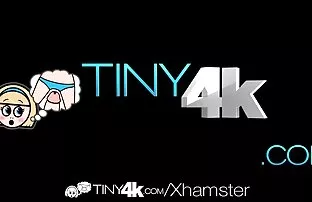 XXX Jej matka malowała szkło w dłoni. darmowe xxx hd