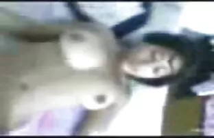 XXX Trzy dziewczyny porno darmowe w hd uciekły przed jednym z rosyjskich chłopów.